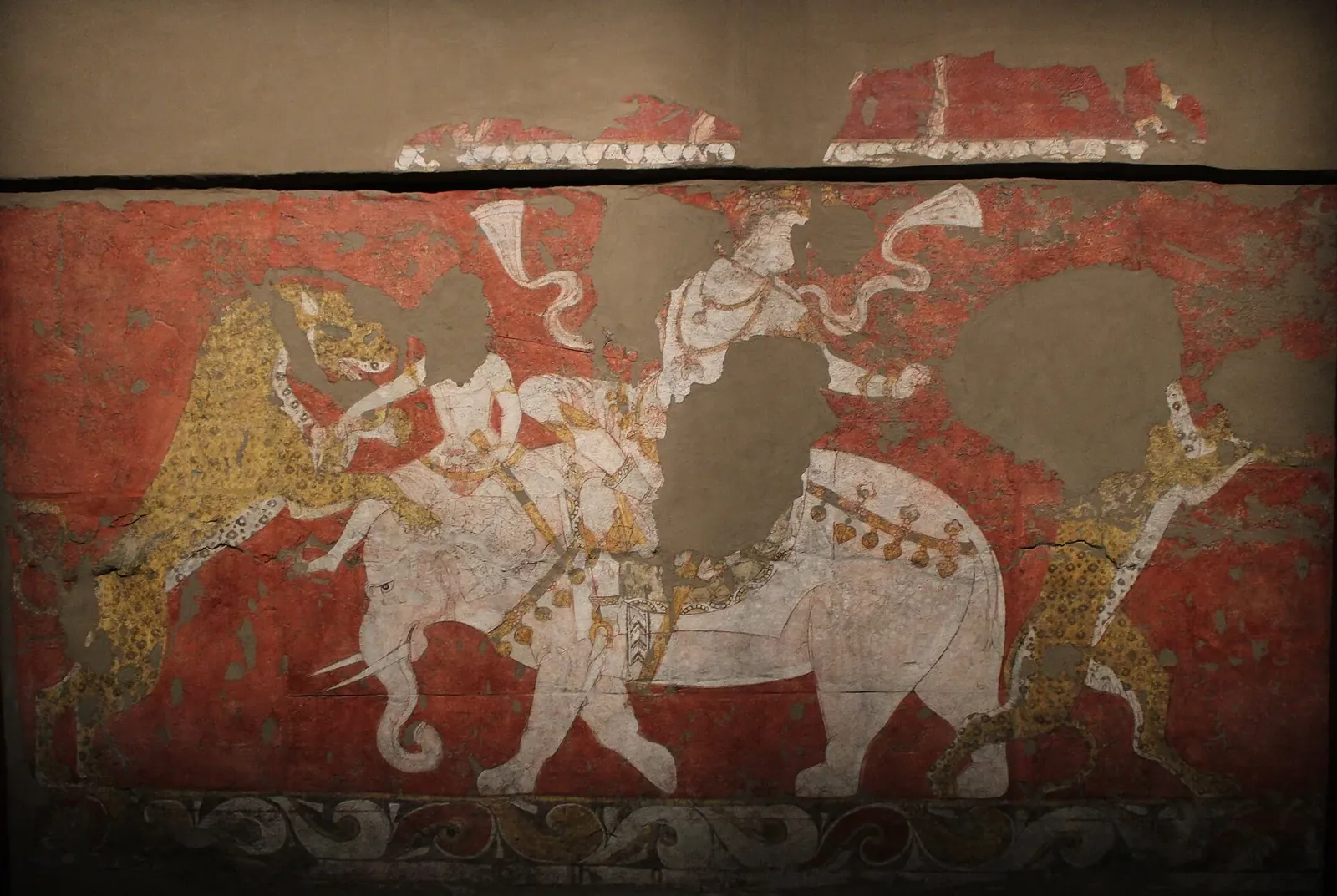 Wall painting from the Varakhsha Palace (Bukhara, Uzbekistan): royal figure on the back of an elephant fighting wild beasts. About 730. Tashkent, State Museum of Arts of Uzbekistan (inv. no1618).. Фото: Zunkir, CC BY-SA 4.0, Викисклад